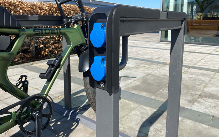 velopa fietsparkeren fietsleunhekken kontur leunhek staal met oplaadpunten 01 E. Feldmann AG